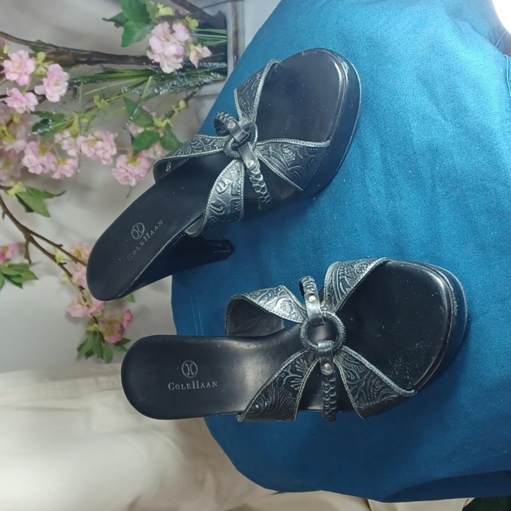 Cole Haan womens heels size 10B in a beautiful black leather 4 in. Heel